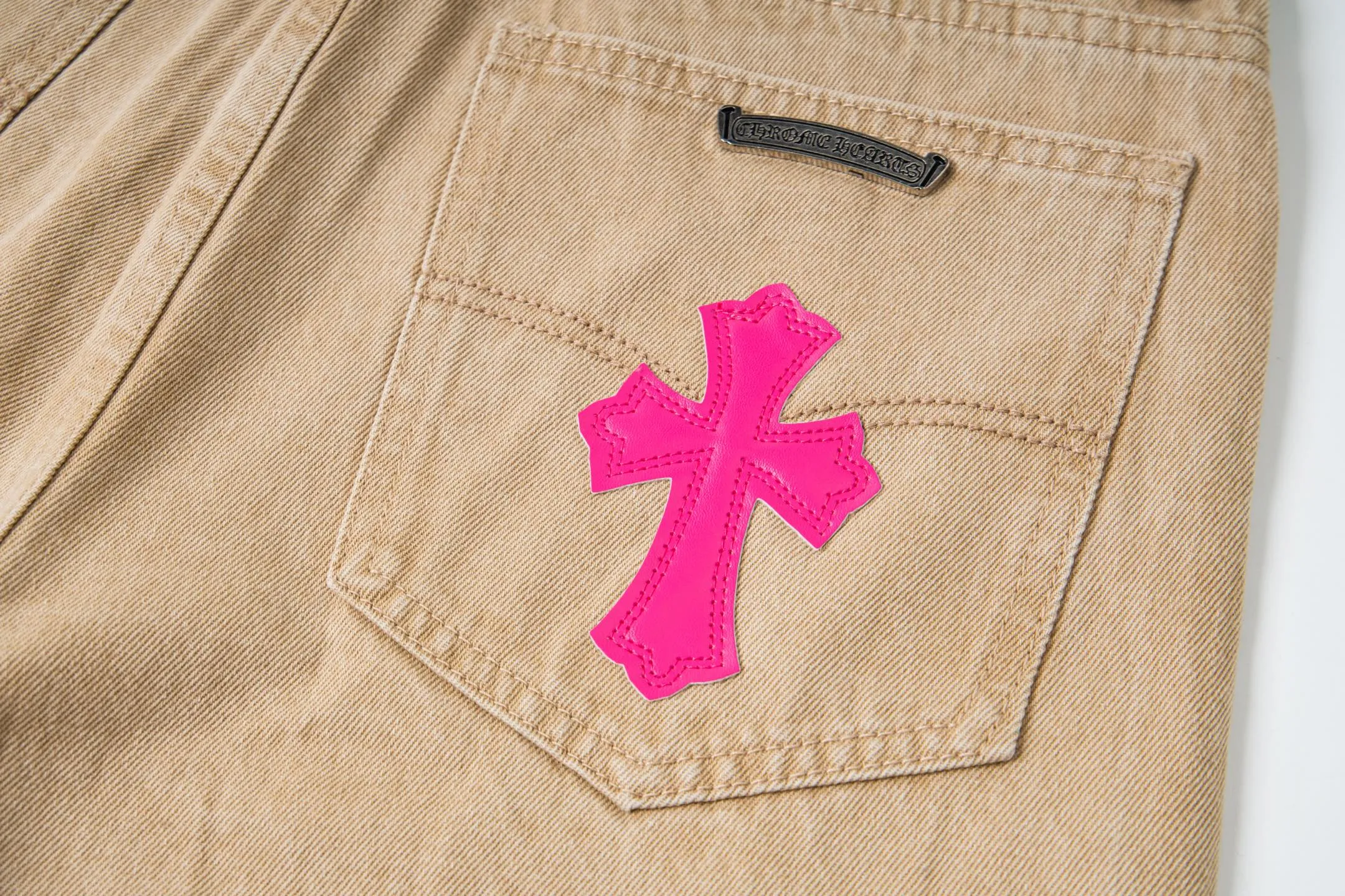 P240 Chrome Hearts 2025 New Miami Limited Couple Washed Jeans with Multiple Pink Cross Leather Labels is a hot item this season and is sought after by countless celebrities and fashionistas. The neat details of the cutting process add color to the playful fashion! The neat and meticulous design, and the well-fitting structure is unique. The upper body not only has outstanding recognition, but also looks younger and younger. A style with the ultimate wearing meaning and performance, gorgeous color matching, and the craftsmanship of this style is also extremely extraordinary. After the finished product is washed, it is disassembled and hand-made with sheepskin cross leather and then spliced ​​together to complete. The whole piece has too many craftsmanship to describe. It is decorated with patchwork cross flowers and high-waisted washed jeans! ! Absolutely high-end luxury product, a god-level single product, a super popular product, made with top heavy industry, a magic weapon that cannot be missed in the street. Style number: 1866# Size: 28 30 32 34 Color: khaki pink khaki black